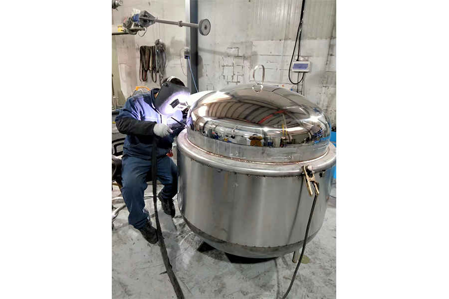 Welding a 600L jacketed stainless steel evaporator for an European client