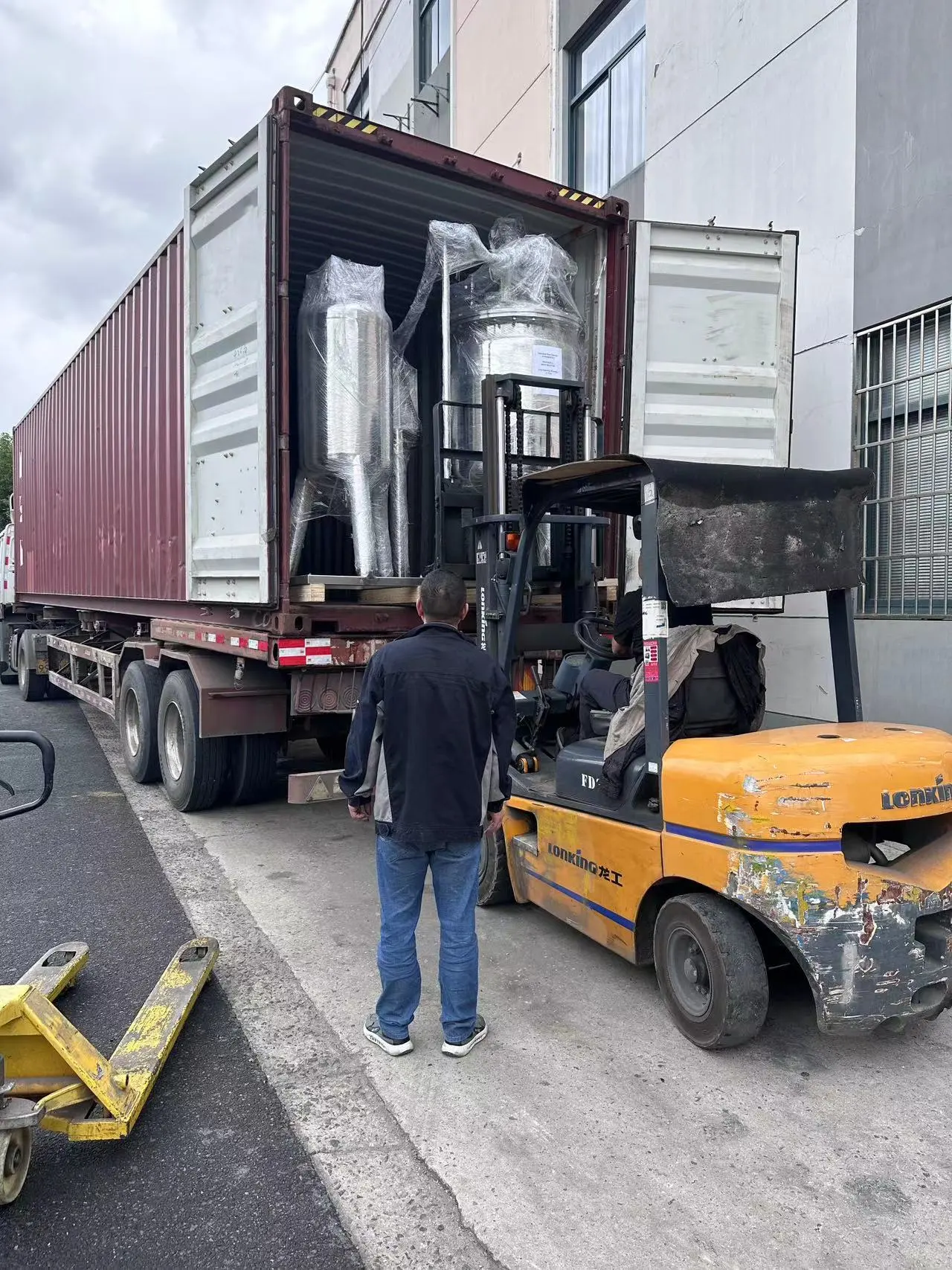 40' HQ Container Loading ( Stainless Steel Reactors/ Heating Circulators/ Cooling Circulators/Vacuum Pumps/ Water Tower)